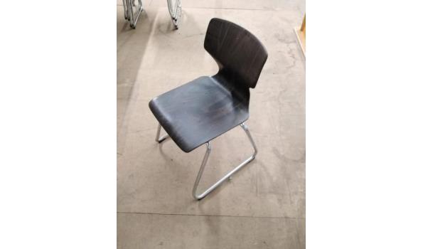 20 lage bruine stoelen, zithoogte plm 35cm